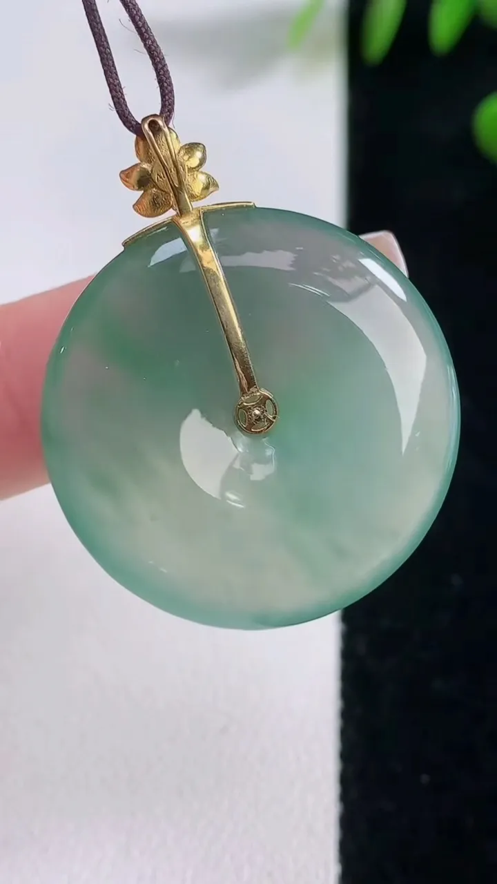 天然A货翡翠平安扣吊坠，尺寸27-5.4，重量:9.74g
12月18日