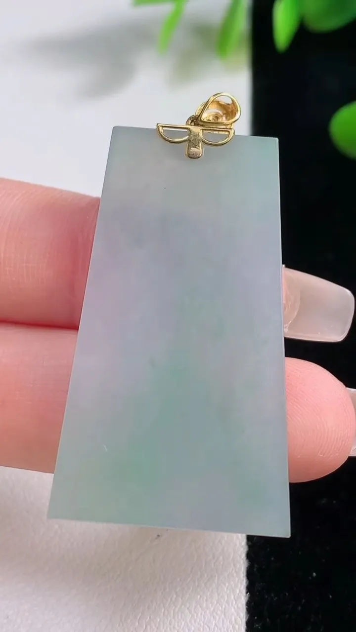 天然A货翡翠无事牌吊坠，尺寸40-23.6-4，重量:11.34g
12月18日