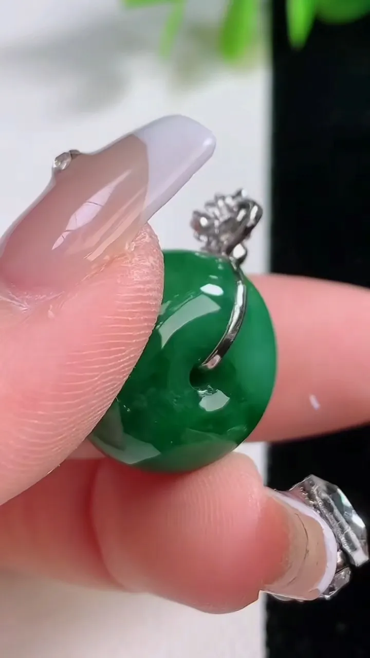 天然A货翡翠路路通吊坠，尺寸18-11.8，重量:8.85g
12月18日