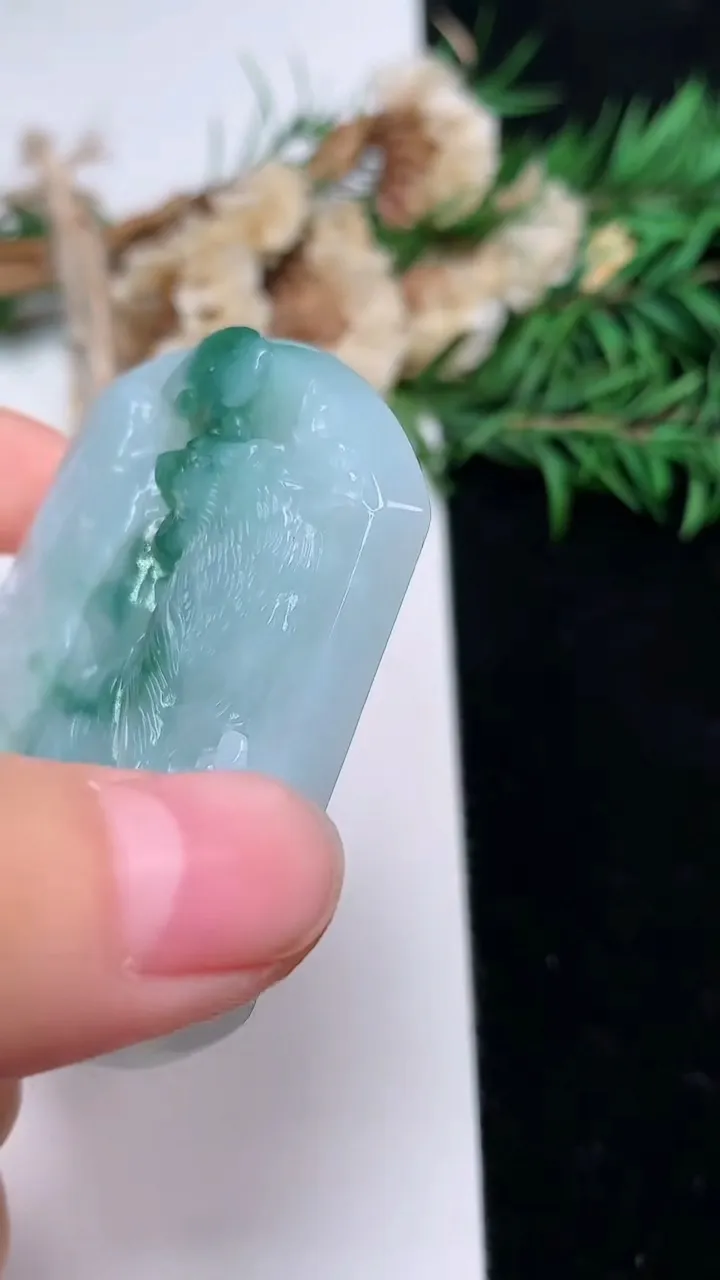 天然A货翡翠飘花生肖虎吊坠，尺寸53.9-44.9-6.3，重量:32.75g
12月18日