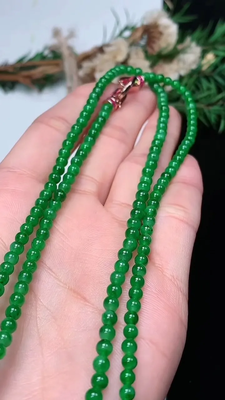 天然A货翡翠小米珠项链，尺寸3.6-198颗，重量:18.02g12月18日
工厂直销收藏佳品,种好水足，色泽均匀，有种有色，上手高大气！