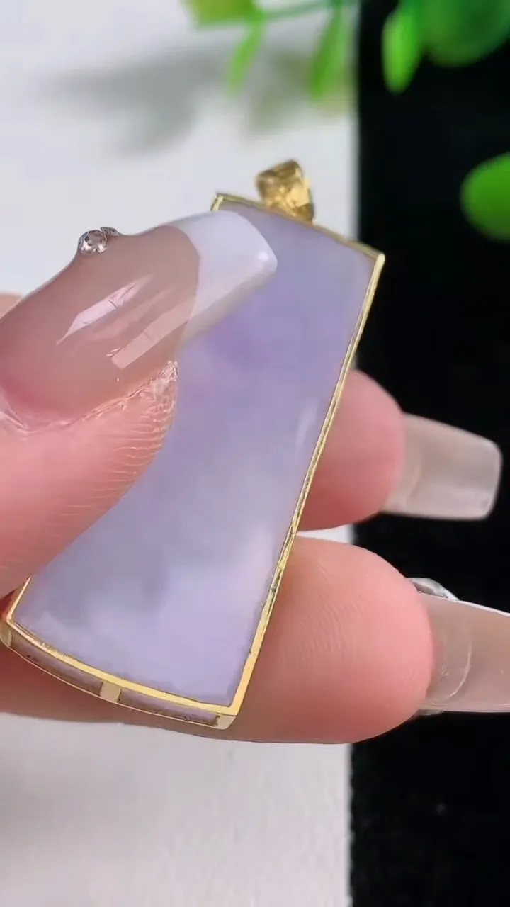 天然A货翡翠18K金紫罗兰无事牌吊坠，尺寸37.2-15.2-4.5，重量:7.80g
12月18日