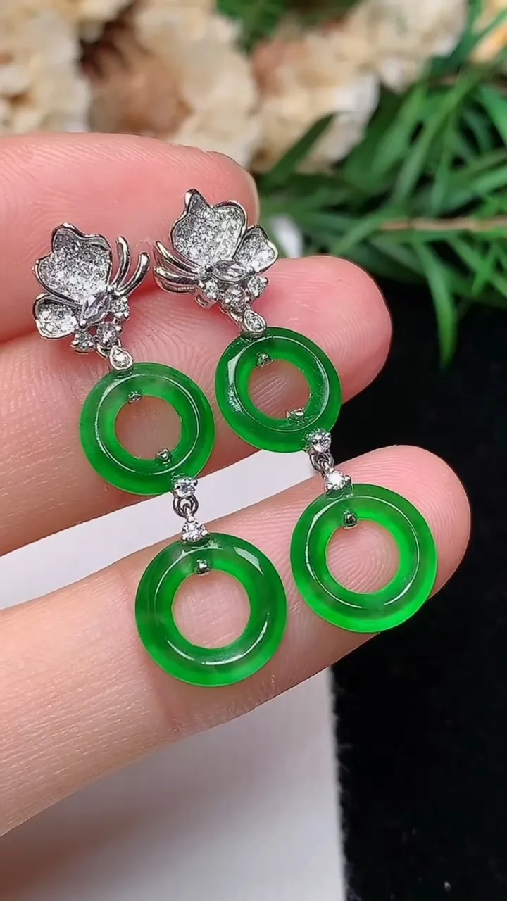 天然A货翡翠平安环耳钉，尺寸9.8-1.6，重量:2.50g
12月18日