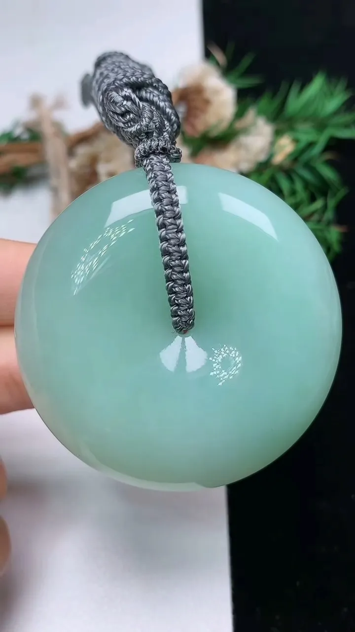 天然A货翡翠平安扣吊坠，尺寸49.9-12.3，重量:64.53g
12月18日