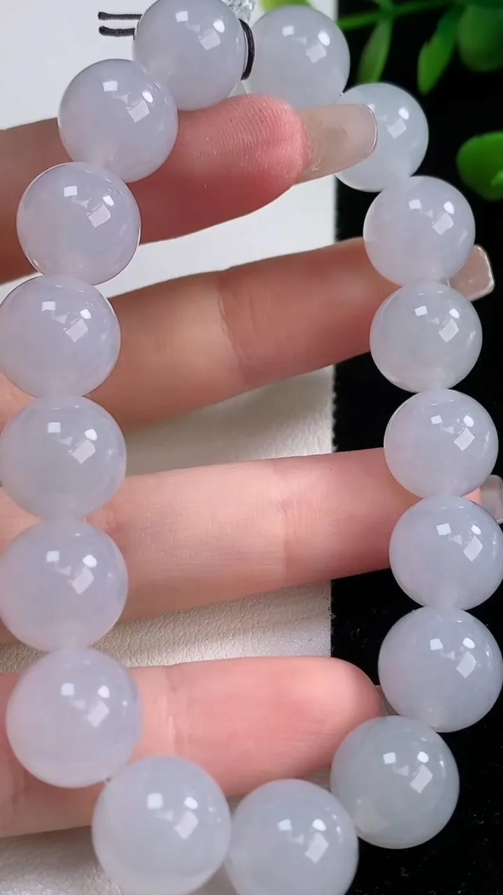 天然A货翡翠种白冰圆珠手串，尺寸12-17颗，重量:51.15g12月18日
工厂直销收藏佳品,种好水足，色泽均匀，有种有色，上手高大气！