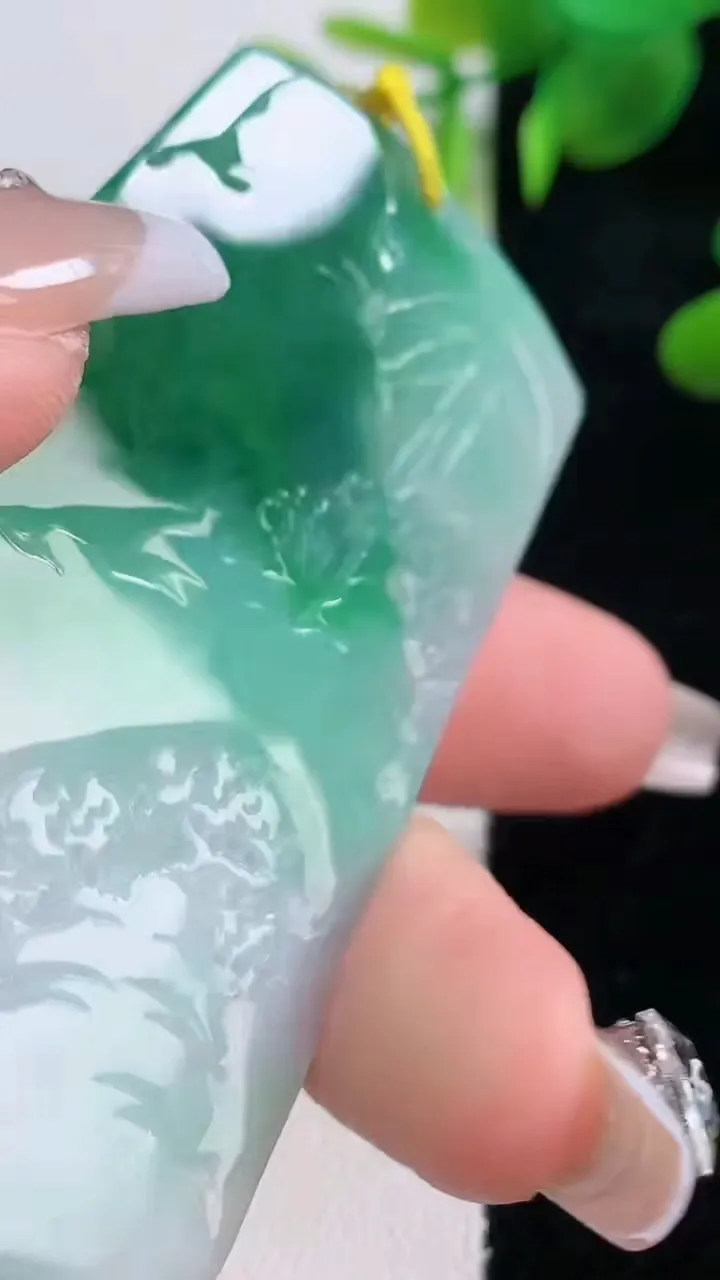 天然A货翡翠山水牌吊坠，尺寸67.6-40-3.8，重量:27.07g
12月18日