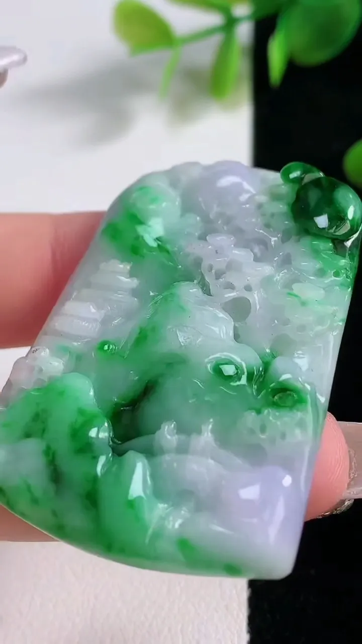 天然A货翡翠山水牌吊坠，尺寸46-36-5.4，重量:19.78g
12月18日