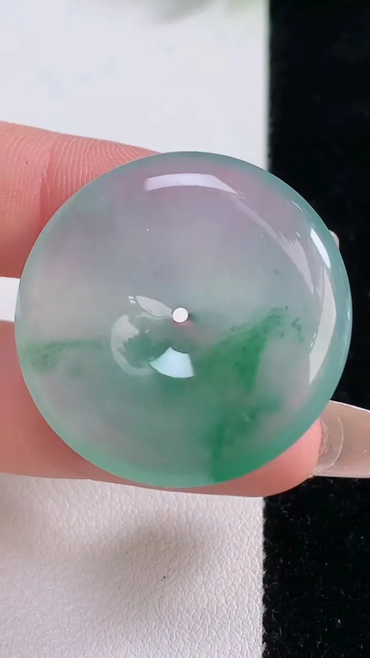 天然A货翡翠种飘花平安扣吊坠，尺寸32.2-5.7，重量:12.44g
12月18日