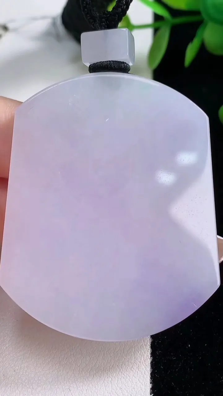 天然A货翡翠紫罗兰无事牌吊坠，尺寸52.6-43-5.9，重量:43.19g
12月18日