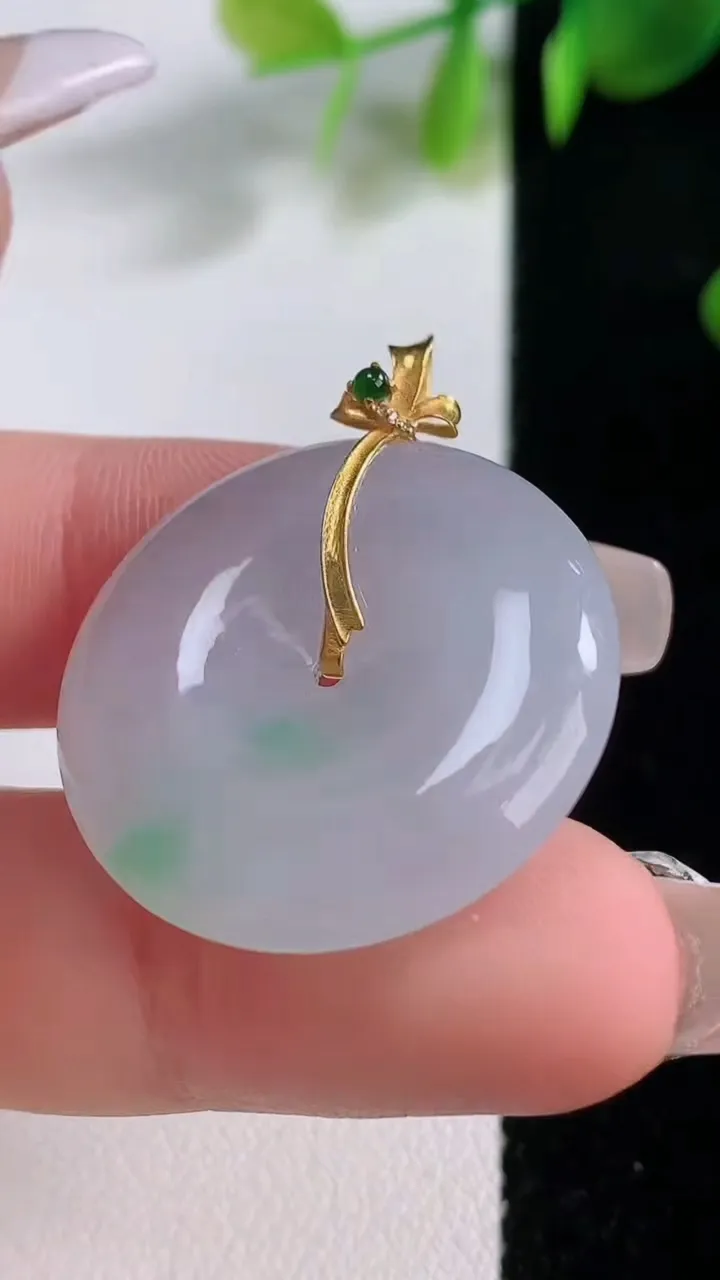 天然A货翡翠18K金春带彩紫罗兰平安扣吊坠，尺寸26.6-5.6，重量:8.47g
12月18日