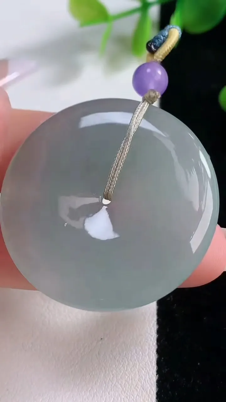 天然A货翡翠平安扣吊坠，尺寸37.5-5.3，重量:16.77g
12月18日