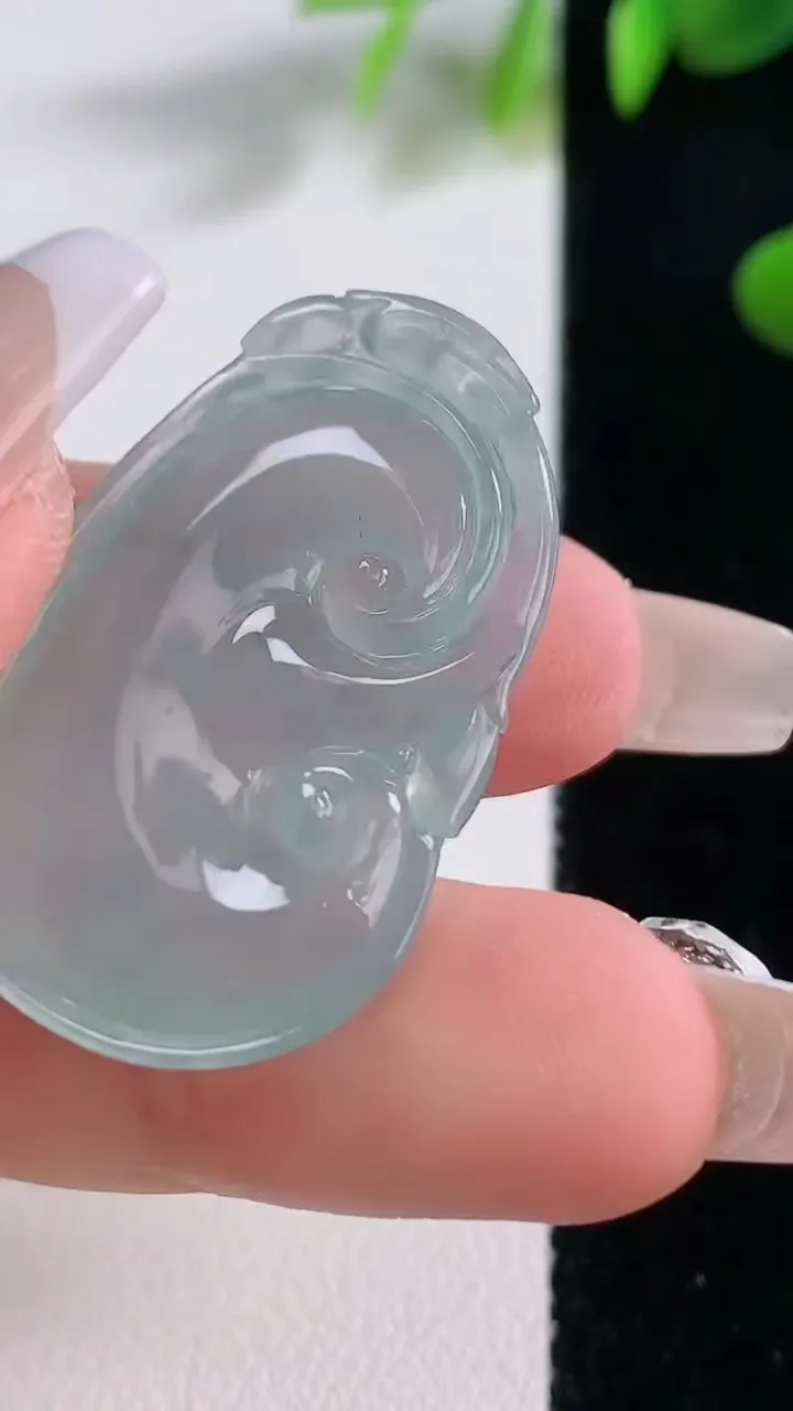 天然A货翡翠冰种飘花如意吊坠，尺寸34.5-21.7-5.7，重量:7.94g
12月18日