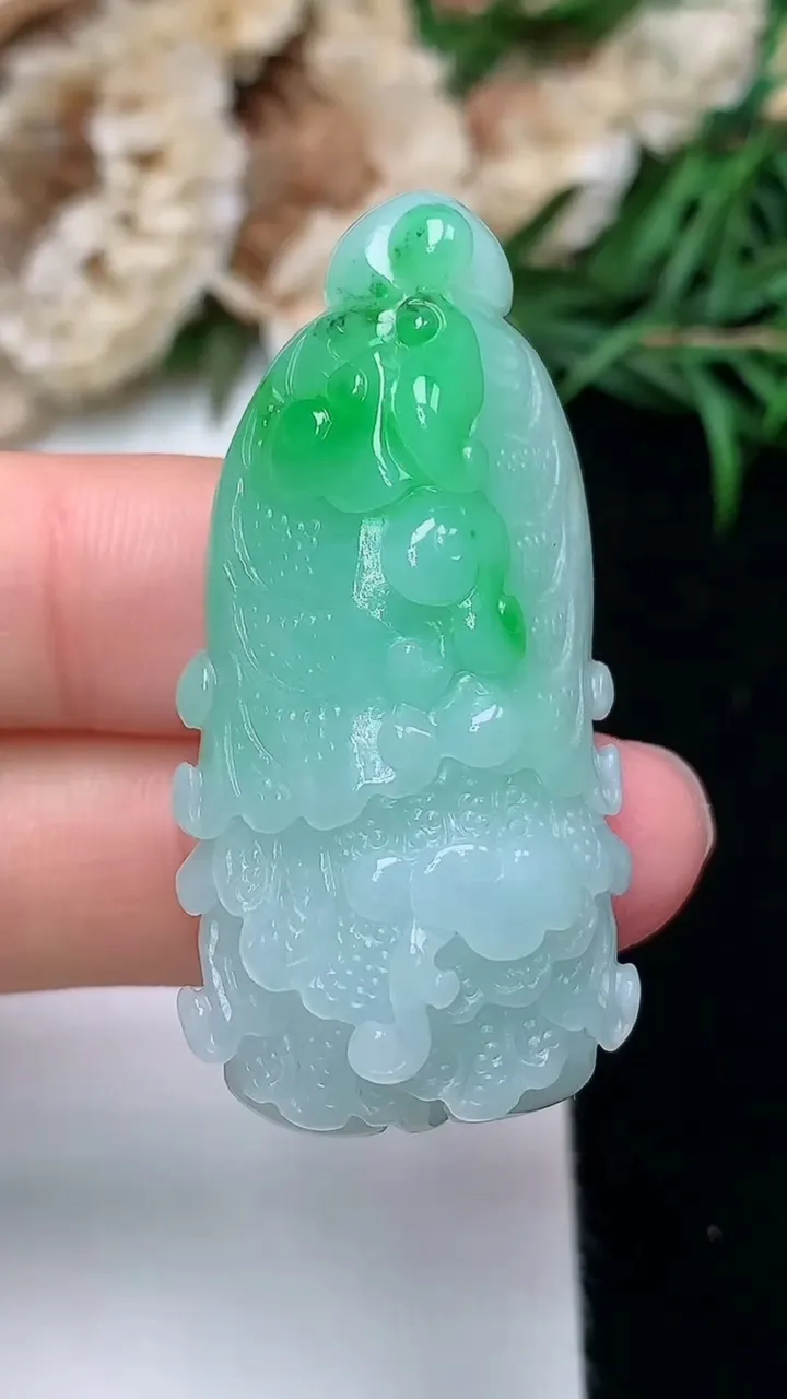 天然A货翡翠白菜吊坠，尺寸42.5-20.2-13，重量:17.83g
12月18日