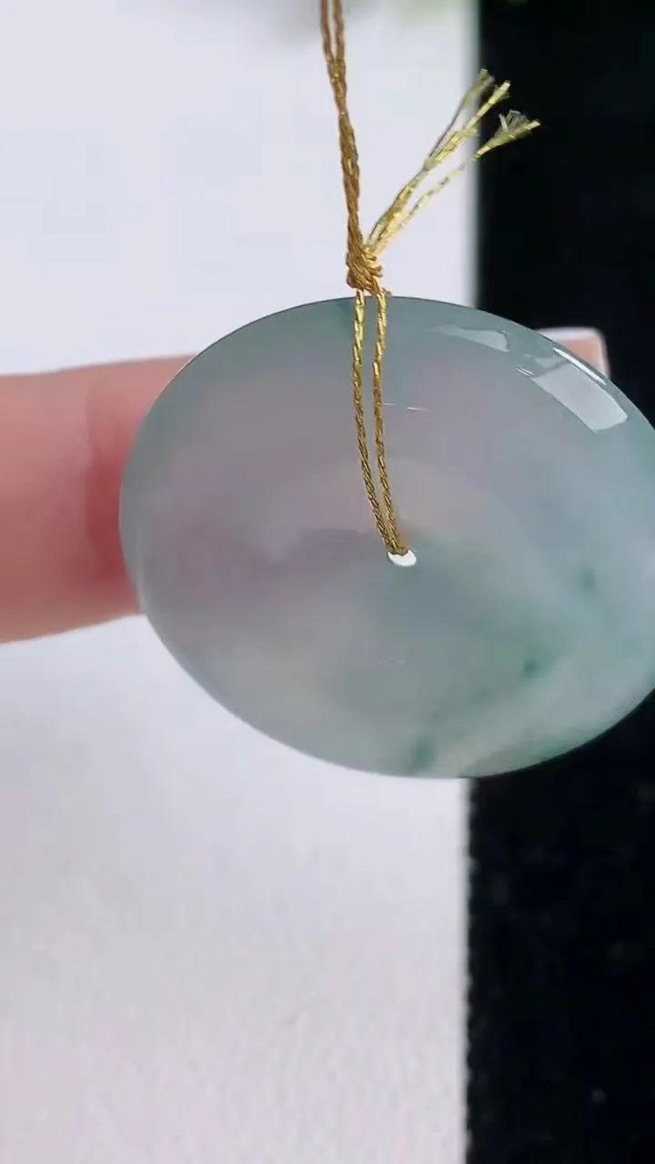 天然A货翡翠冰种飘花平安扣吊坠，尺寸27.2-5.6，重量:8.82g
12月18日