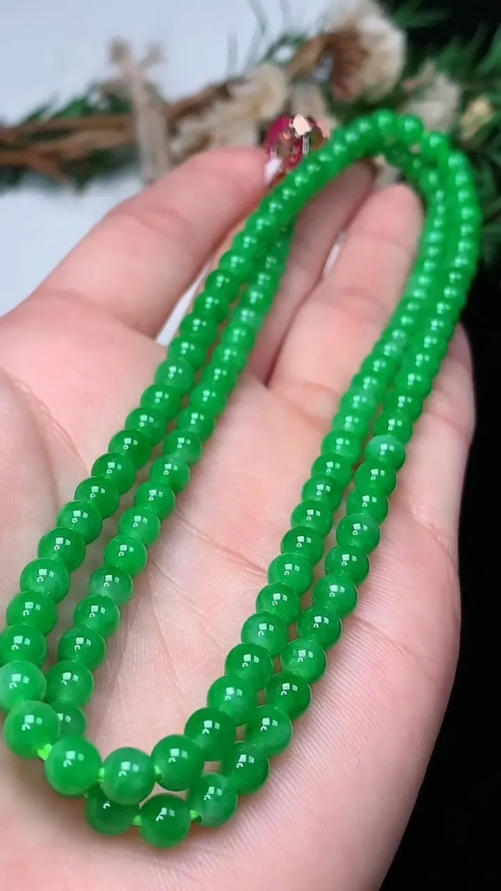 天然A货翡翠圆珠项链，尺寸5.1-122颗，重量:24.54g12月18日
工厂直销收藏佳品,种好水足，色泽均匀，有种有色，上手高大气！
