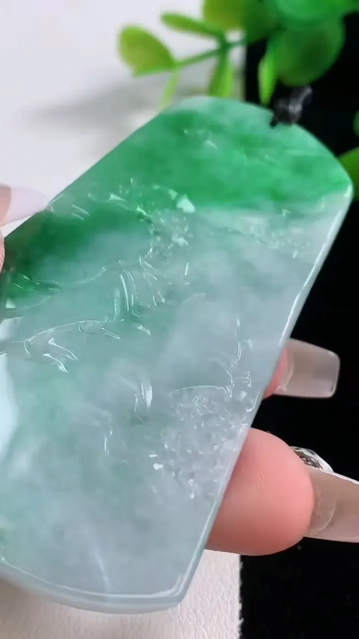 天然A货翡翠山水牌吊坠，尺寸70.4-43.2-5.9，重量:36.80g
12月18日