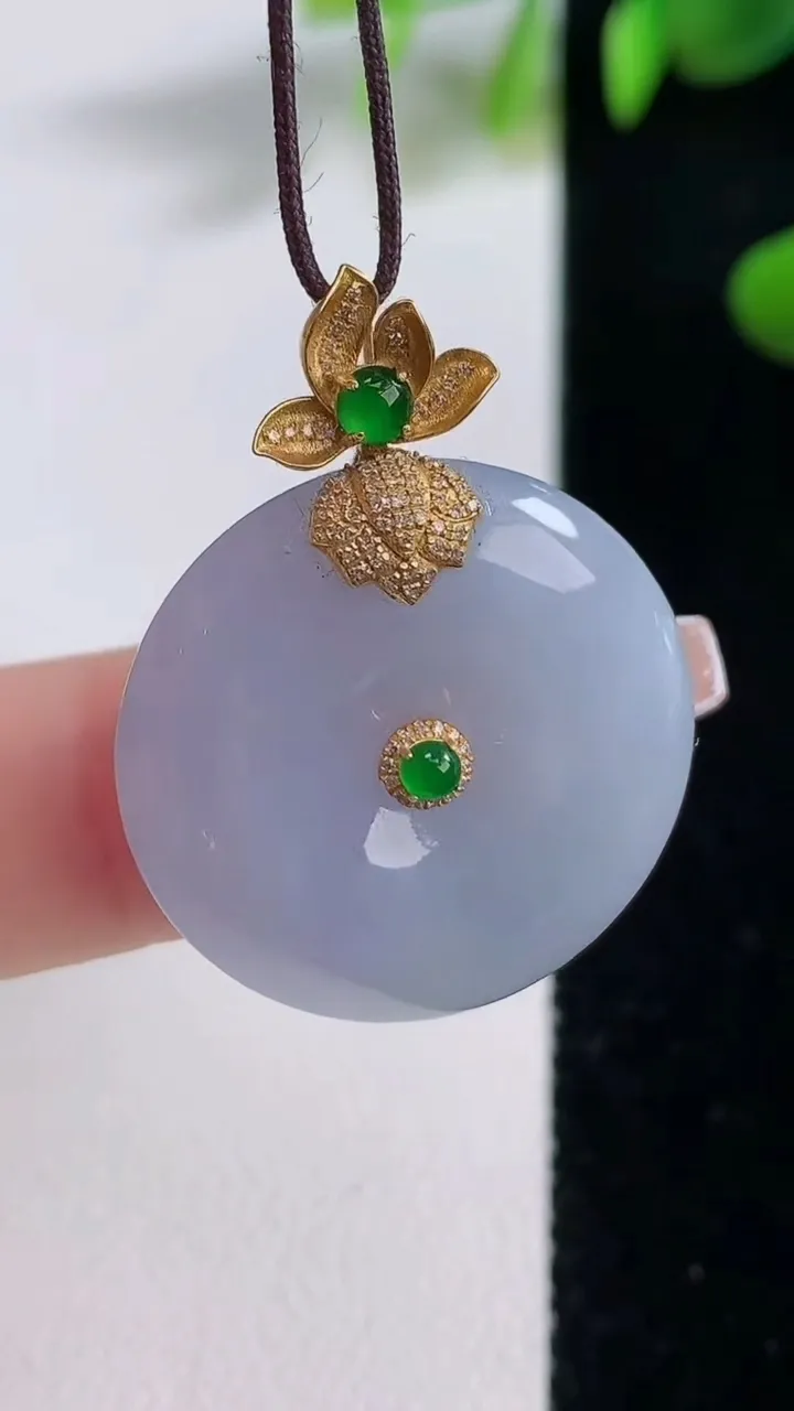 天然A货翡翠18K金紫罗兰平安扣吊坠，尺寸24.3-5.5，重量:7.61g
12月18日