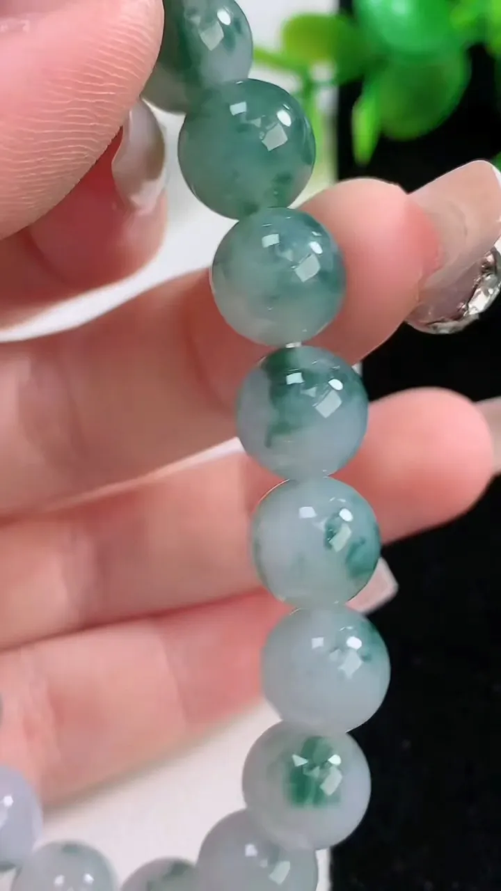天然A货翡翠飘花圆珠手串，尺寸10-19颗，重量:32.58g12月18日
工厂直销收藏佳品,种好水足，色泽均匀，有种有色，上手高大气！