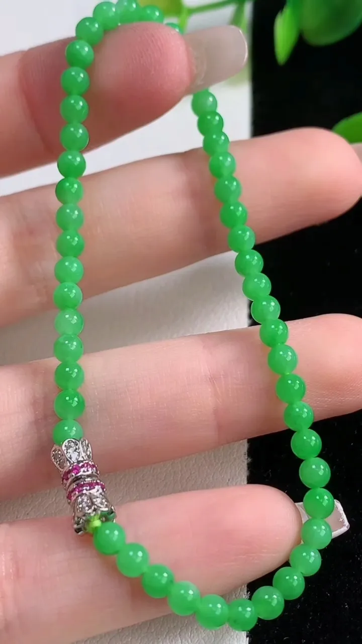天然A货翡翠小米珠手串，尺寸3.5-50颗，重量:4.67g12月18日
工厂直销收藏佳品,种好水足