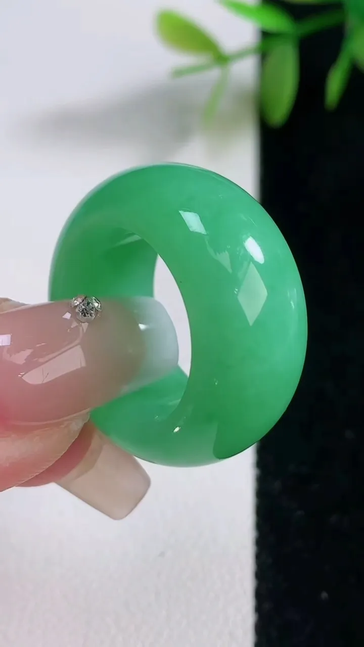 天然A货翡翠指环扳指，尺寸16.7-12-5，重量:12.47g2025年12月18日
工厂直销收藏佳品,种好水足，色泽均匀，有种有色，上手高大气！
