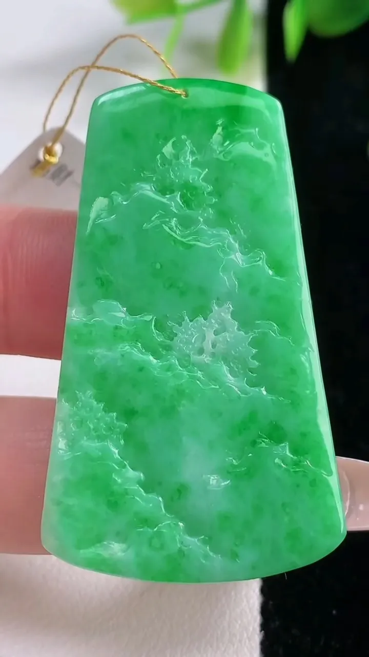 天然A货翡翠山水牌吊坠，尺寸47-27.5-5.3，重量:16.08g
12月18日
