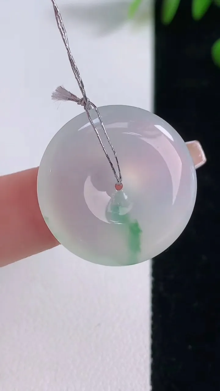 天然A货翡翠平安扣吊坠，尺寸24-5.5，重量:7.57g
12月18日