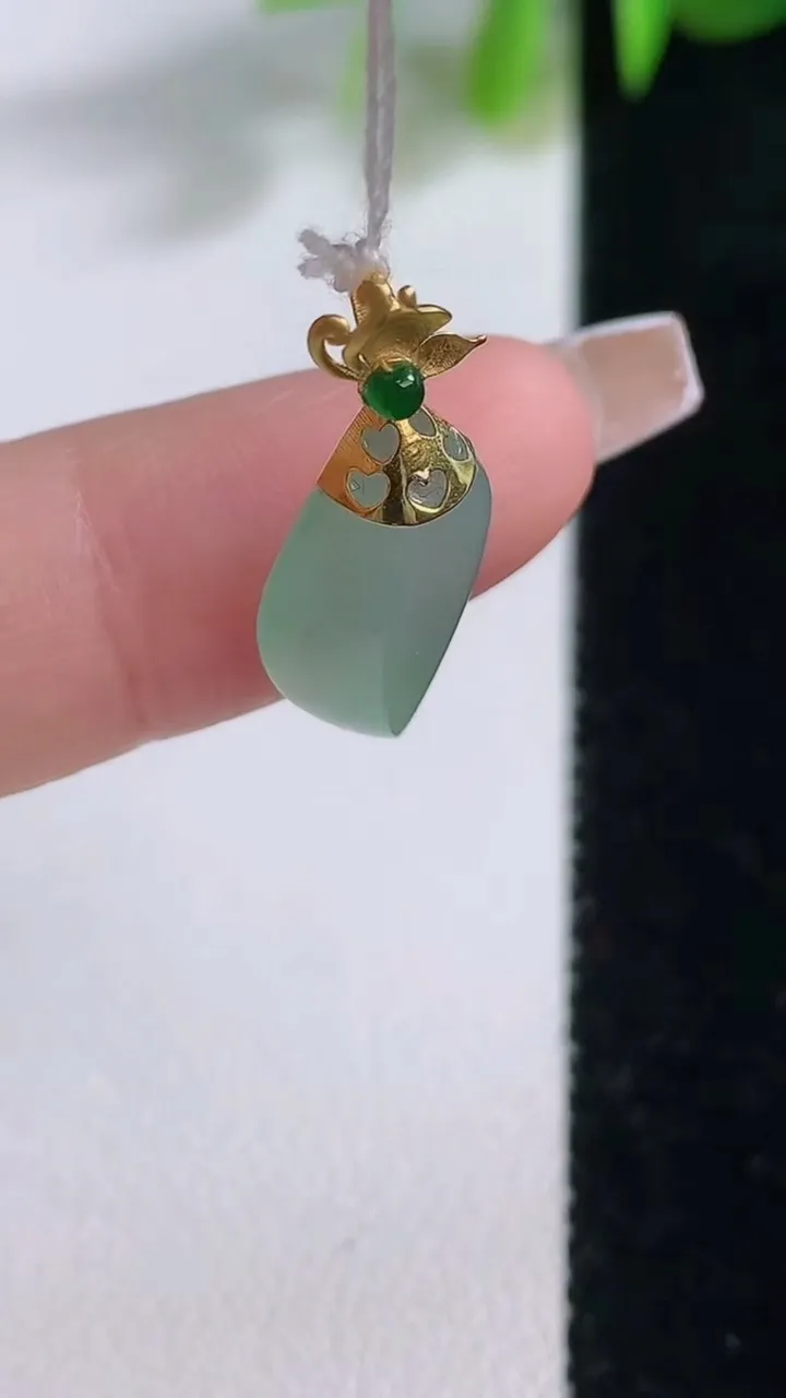 天然A货翡翠随形吊坠，尺寸17-9-4，重量:1.19g
12月18日