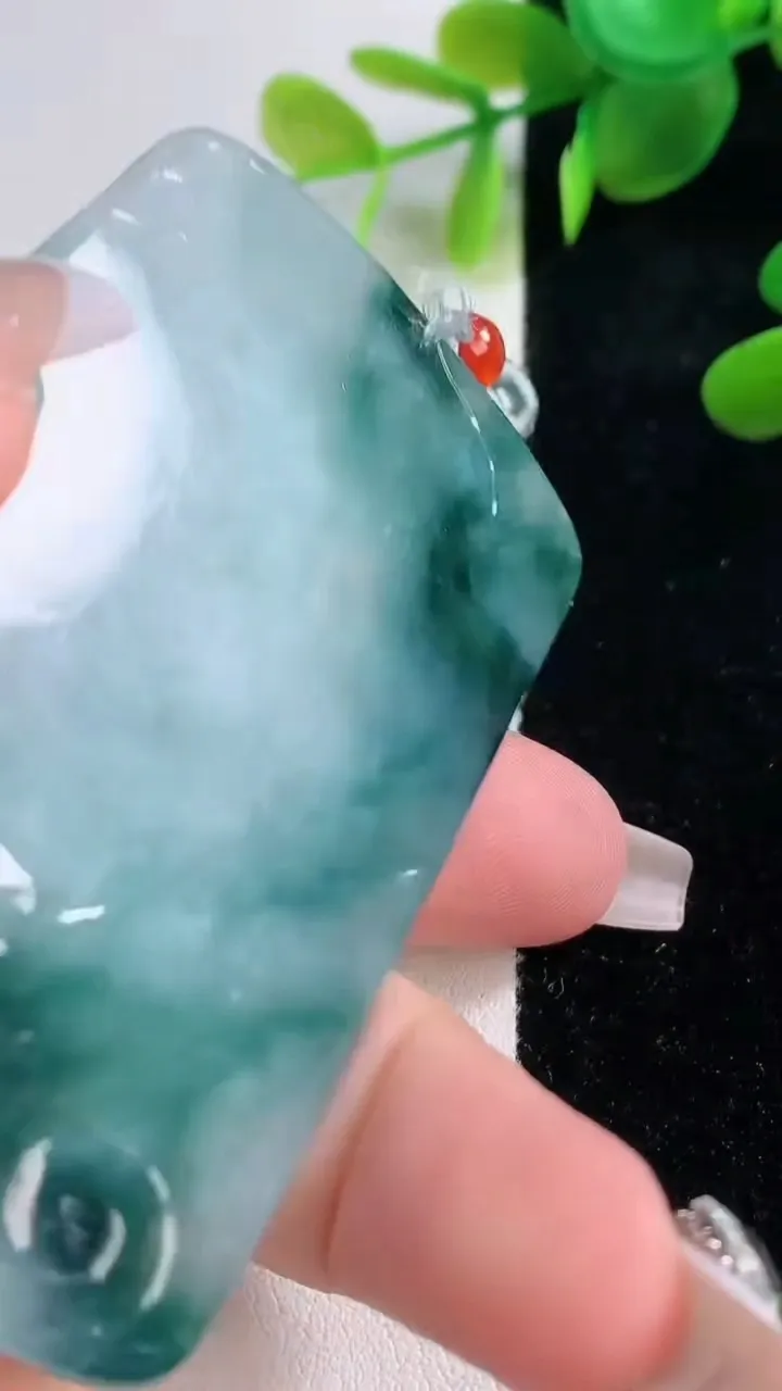 天然A货翡翠冰种飘花祥龙大势至菩萨吊坠，尺寸69.6-43.7-5.7，重量:44.18g
12月18日