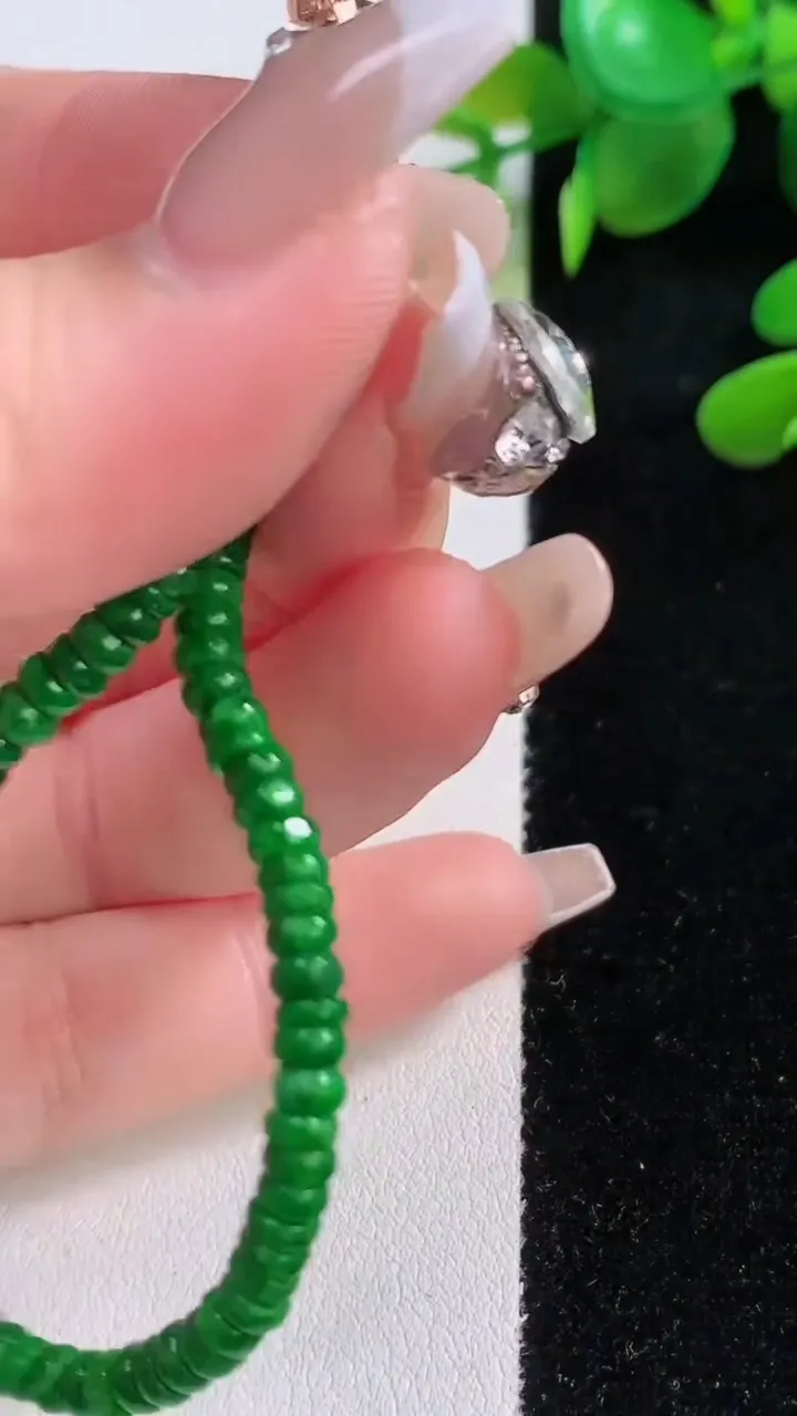 天然A货翡翠算盘珠手串，尺寸3.7-1.8-85颗，重量:6.56g12月18日
工厂直销收藏佳品,种好水足，色泽均匀，有种有色，上手高大气！