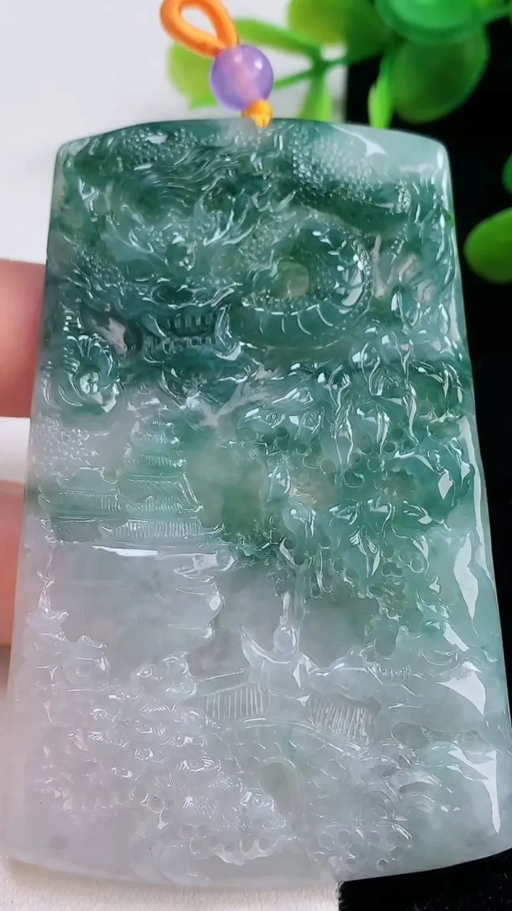 天然A货翡翠冰种飘花府上有龙 龙牌吊坠，尺寸73-46.8-4.8，重量:38.70g
12月18日