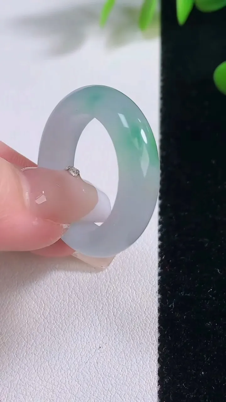 天然A货翡翠指环戒指，尺寸20.2-6.6-4.5，重量:7.55g2025年12月18日
工厂直销收藏佳品,种好水足，色泽均匀，有种有色，上手高大气！