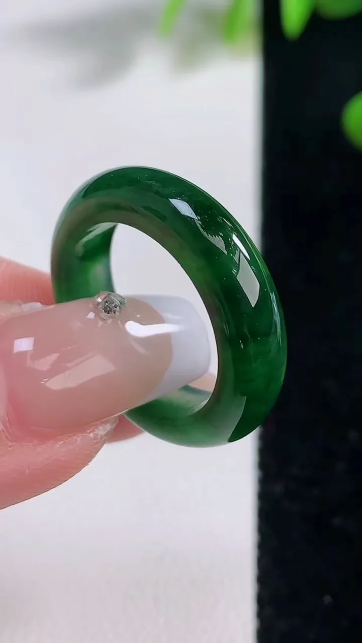 天然A货翡翠指环戒指，尺寸173-5.2-3.4，重量:3.94g2025年12月18日
工厂直销收藏佳品,种好水足，色泽均匀，有种有色，上手高大气！