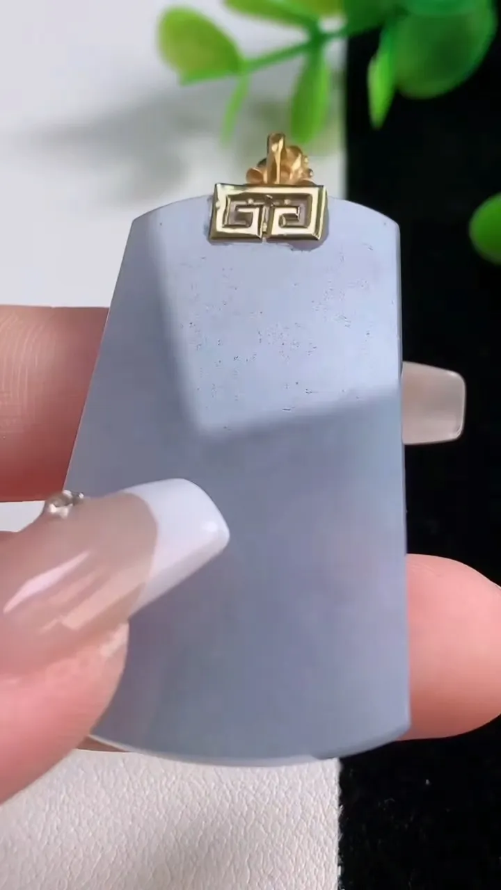 天然A货翡翠18K金紫罗兰无事牌吊坠，尺寸45-27.8-4，重量:15.71g
12月18日