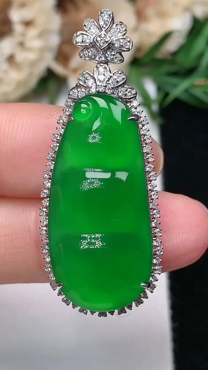 天然A货翡翠福豆吊坠，尺寸40.7-16.3-10，裸石28-13.3，重量:7.16g
12月18