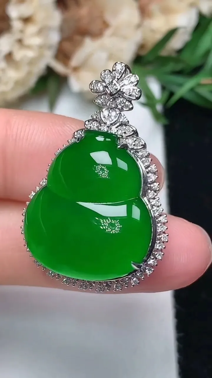 天然A货翡翠葫芦吊坠，尺寸32.2-21.5-11，裸石20.2-18，重量:6.28g
12月18日