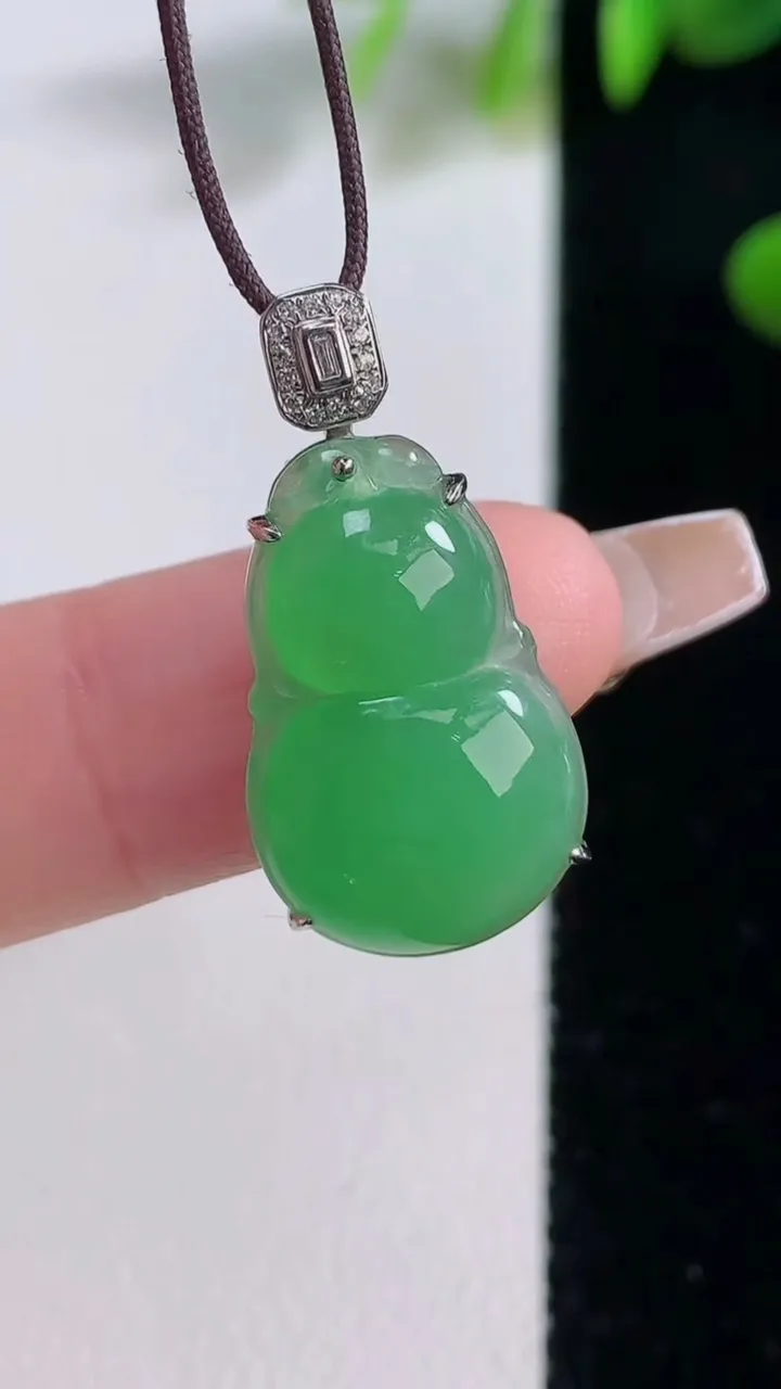 天然A货翡翠葫芦吊坠，尺寸19.4-13-6，重量:2.27g
12月18日