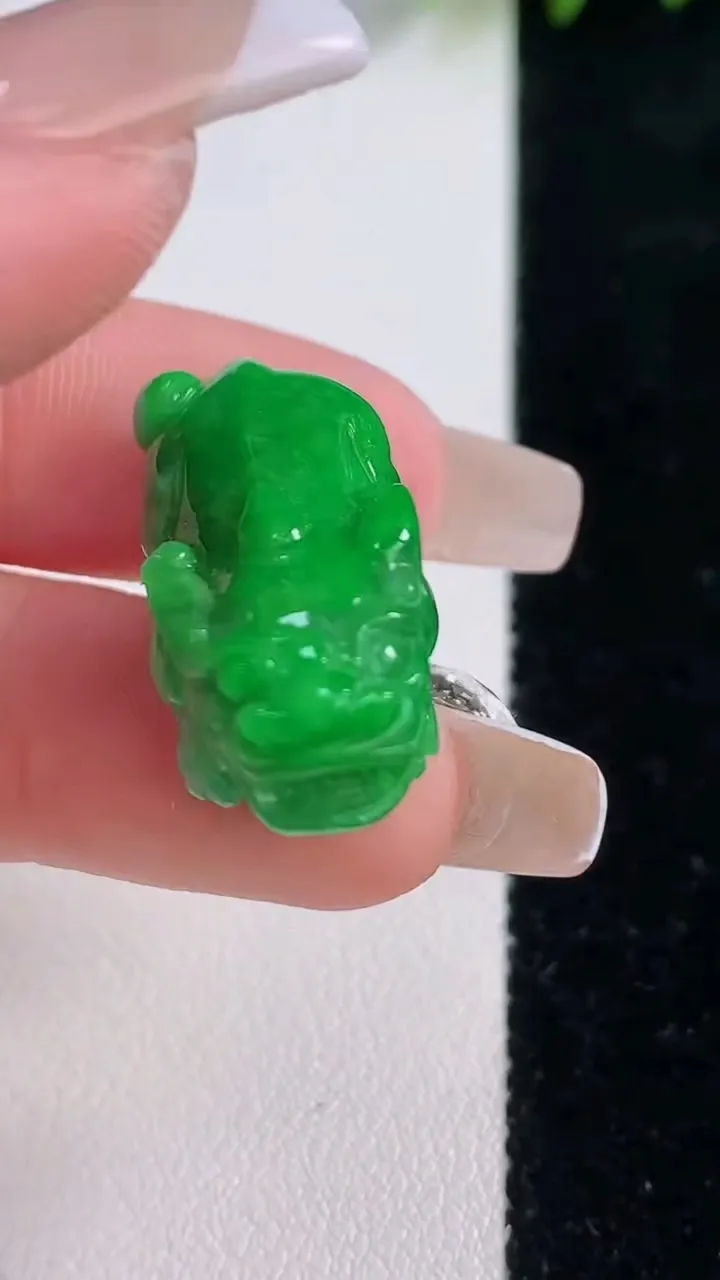 天然A货翡翠貔貅吊坠，尺寸29-12.5-10.7，重量:7.28g
12月18日