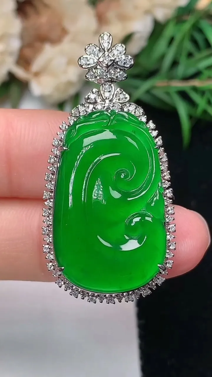 天然A货翡翠如意吊坠，尺寸37.8-18.5-9.4，裸石25-15.2，重量:6.80g
12月18日