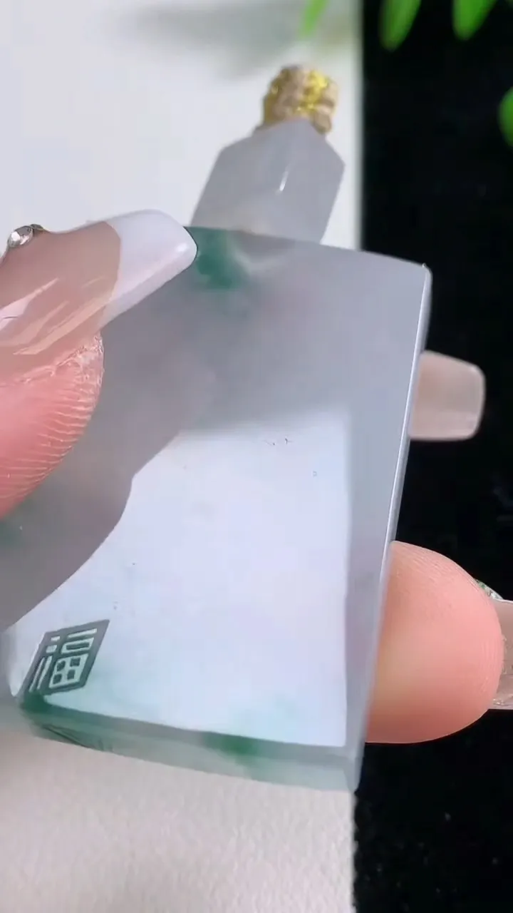 天然A货翡翠种飘花无事牌吊坠，尺寸40.4-31-5.4，重量:23.64g
12月18日