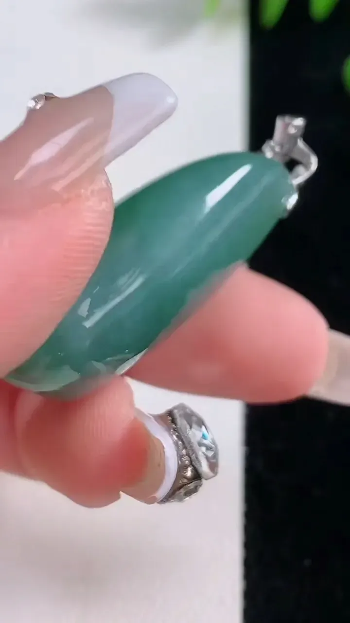 天然A货翡翠福瓜吊坠，尺寸34.8-19-13，重量:18.26g
12月18日