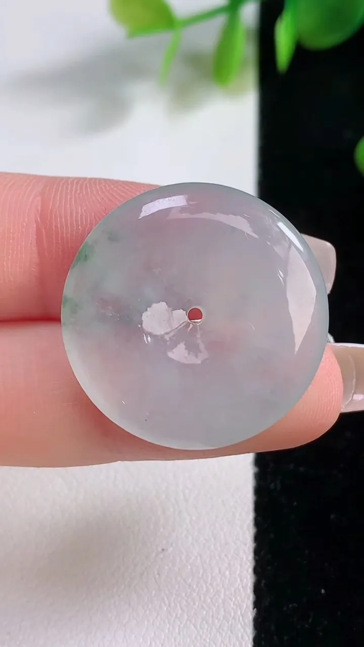 天然A货翡翠冰种飘花平安扣吊坠，尺寸26-4.7，重量:6.75g
12月18日