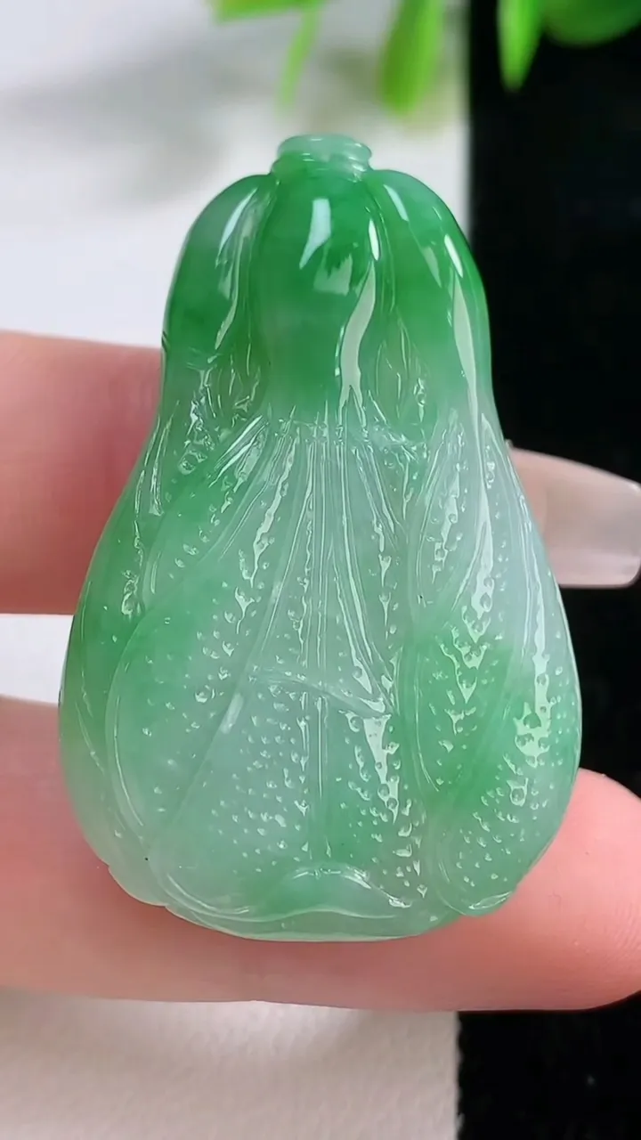 天然A货翡翠白菜吊坠，尺寸42-26.8-10.7，重量:19.47g
12月18日，