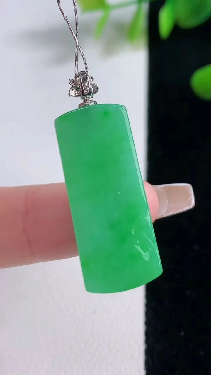 天然A货翡翠无事牌吊坠，尺寸28.7-4.8，重量:5.02g
12月18日