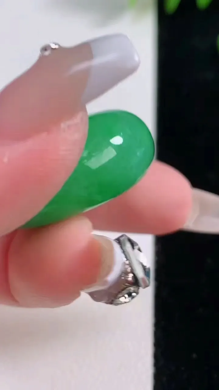 天然A货翡翠平安扣吊坠，尺寸27.7-12.5，重量:20.52g
12月18日