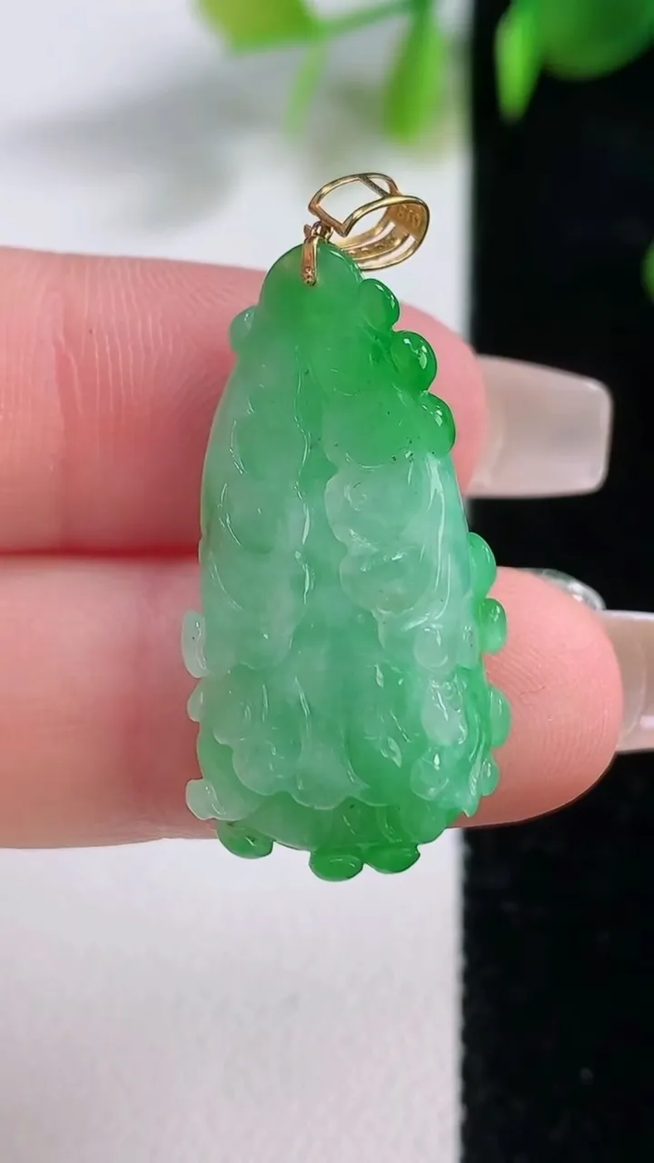 天然A货翡翠白菜吊坠，尺寸27.4-12.8-8，重量:5.19g
12月18日