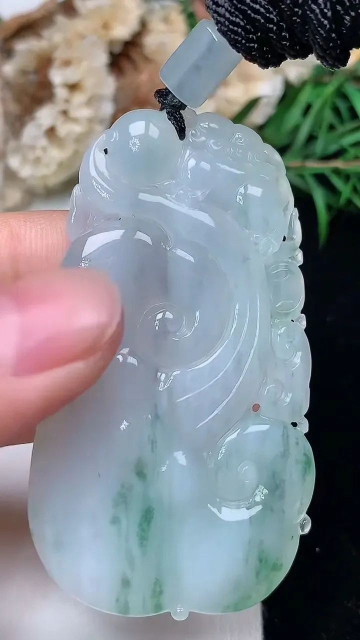 天然A货翡翠如意吊坠，尺寸55.9-31.8-5.5，重量:23.45g
12月18日