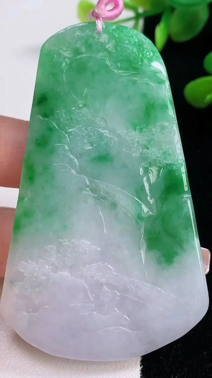 天然A货翡翠山水牌吊坠，尺寸73-43-5.7，重量:39.22g
12月18日