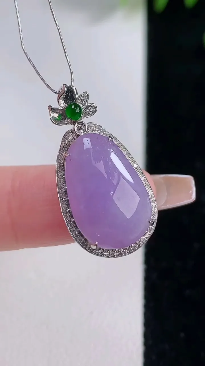 天然A货翡翠18K金紫罗兰福瓜吊坠，尺寸26-13.4-8.6，裸石17-10.8重量:3.10g
12月18日