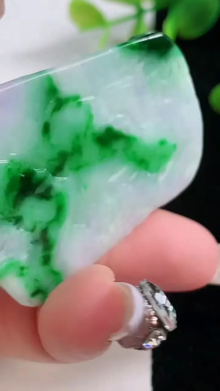 天然A货翡翠山水牌吊坠，尺寸46-36-5.4，重量:19.78g
12月18日