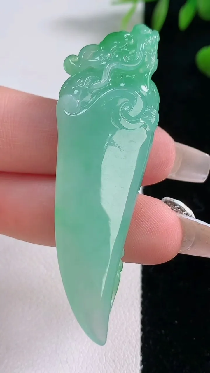 天然A货翡翠龙牙吊坠，尺寸59.7-18.5-10.2，重量:17.07g
12月18日